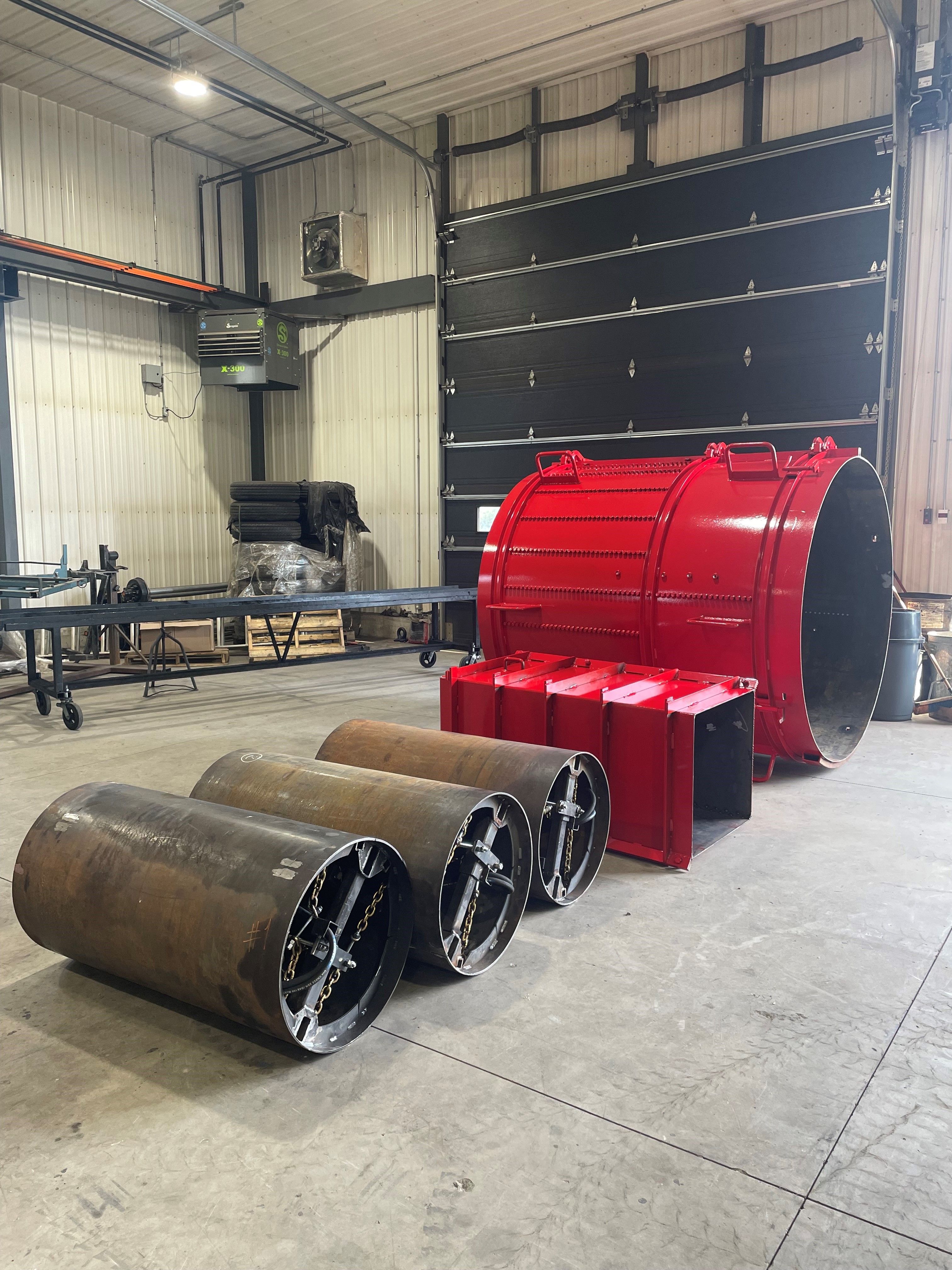 Assemblage de cuve métallique avec composants en acier dans un atelier de fabrication industrielle