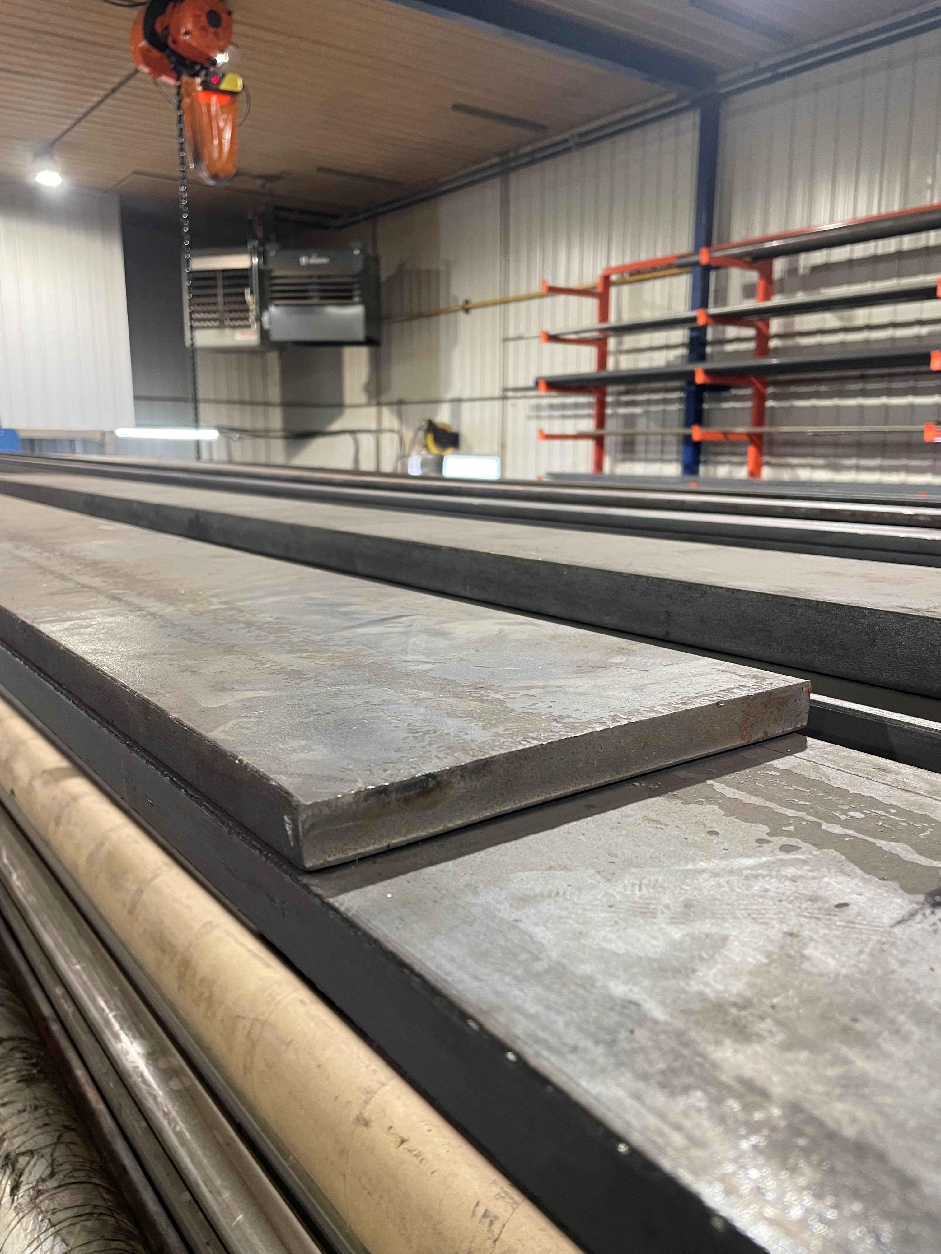 Plaques d’acier brut utilisées pour projets de soudure et fabrication métallique industrielle