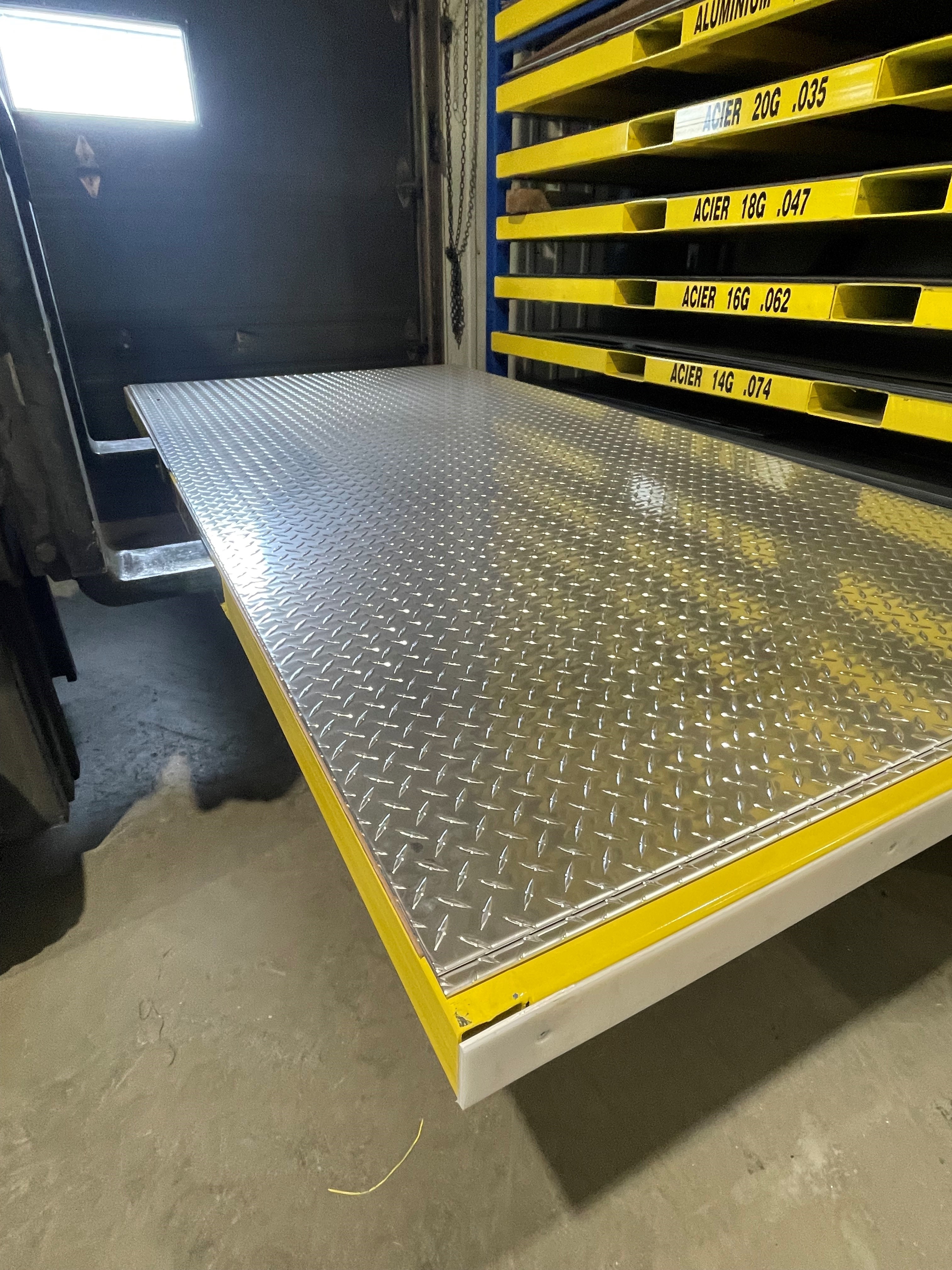 Plaque en aluminium damier utilisée pour fabrication métallique et découpe industrielle