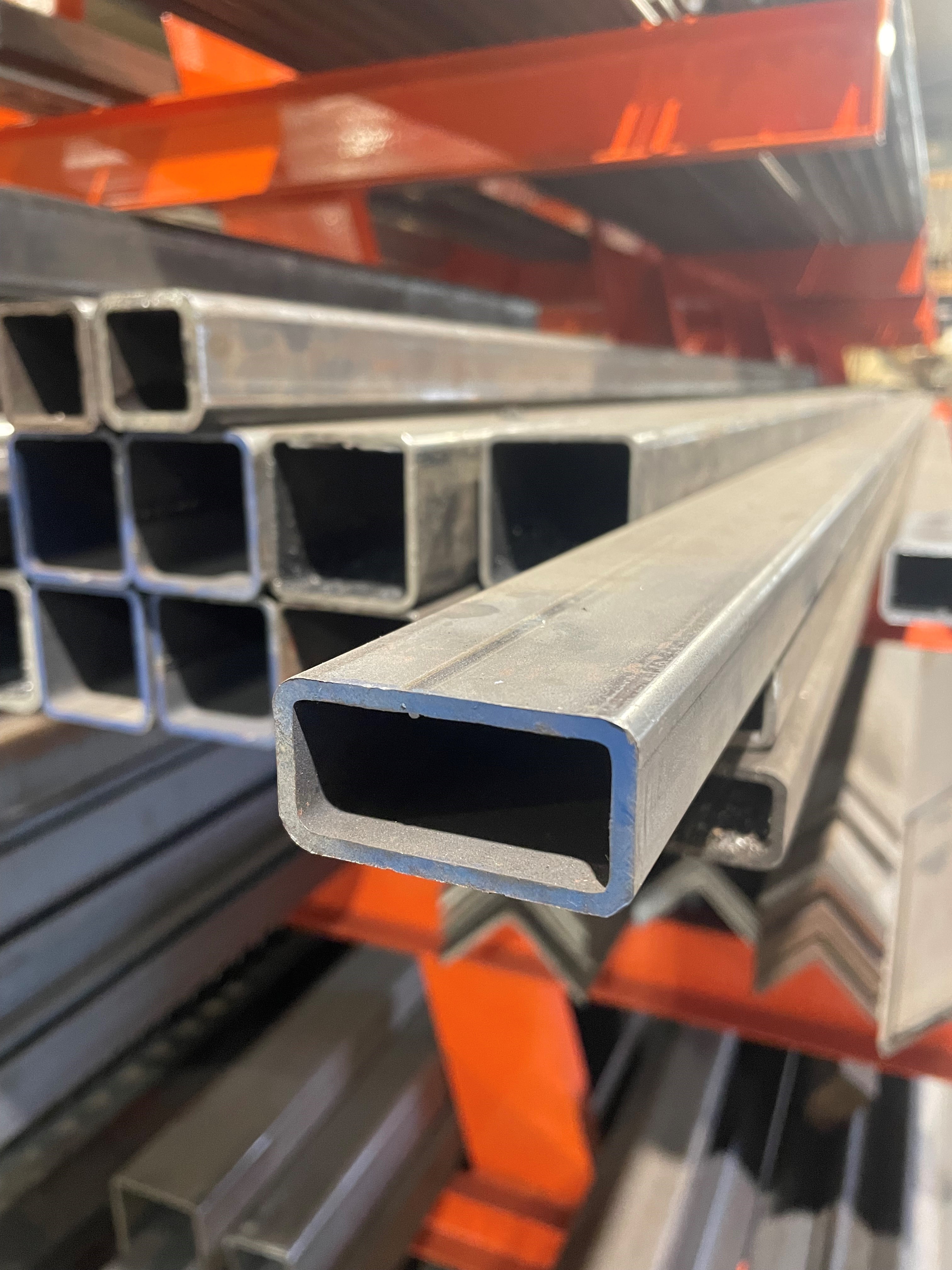 Tubes en acier carrés utilisés pour fabrication de structures métalliques sur mesure